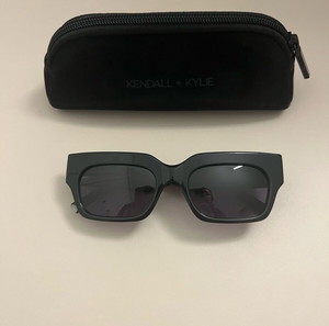 Γυαλιά ηλίου Kendall+Kylie αγοράστηκαν 150€, πωλούνται 35€.