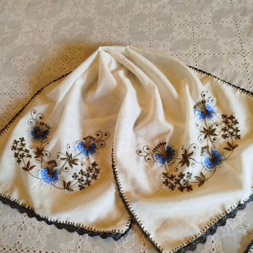 Set of 3 vintage table linens used from the 80s
