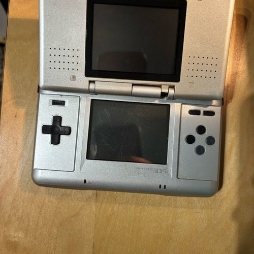 Nintendo DS употребяван с износване на дясното закопчаване