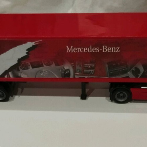 Mercedes toy truck with detachable trailer like new