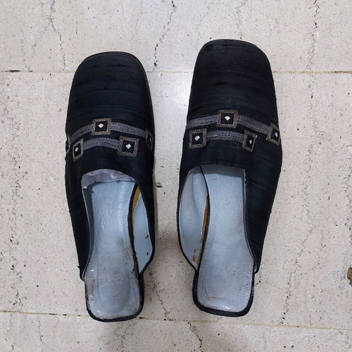 Mules embroidered black like new with silver embroidery