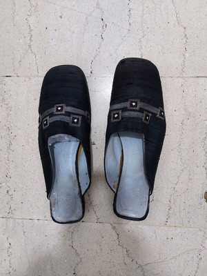 Mules embroidered black like new with silver embroidery