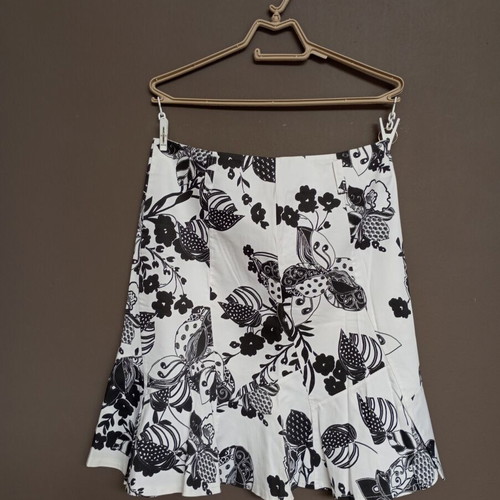 Women's black and white floral A-line skirt like new