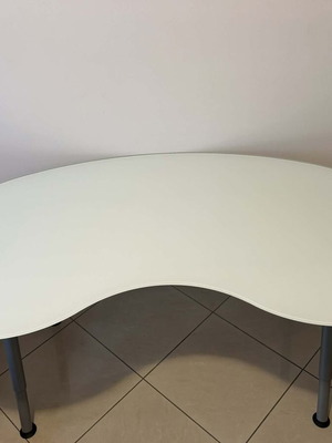 Γραφείο γυάλινο Ικεα με ρυθμιζόμενο ύψος σαν καινούργιο