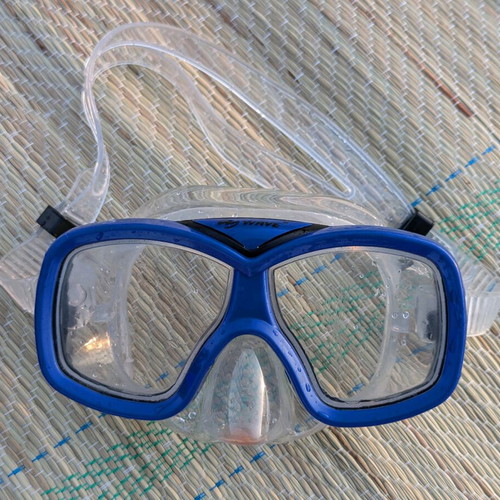 Wave diving mask used with discolored plastic