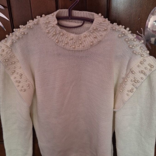 Women's sweater new, one size, pearl details
