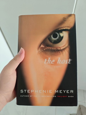 The Host Stephenie Meyer new English fantasy horror book