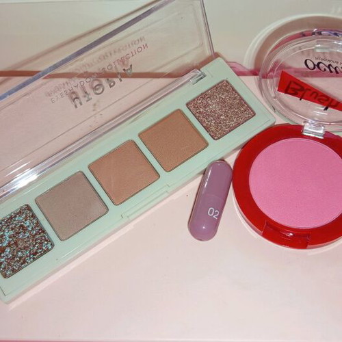 MUA Academy eyeshadow palette 5 shades with blush and mini lipstick