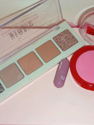MUA Academy eyeshadow palette 5 shades with blush and mini lipstick