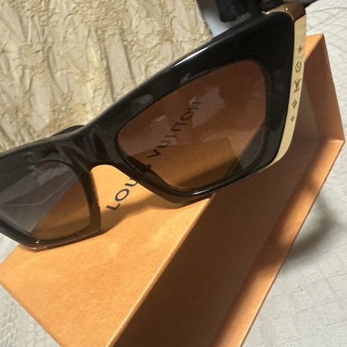 Louis Vuitton cat eye sunglasses like new, black