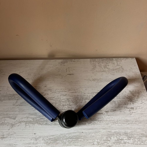 Exercise device like new for thighs and arms, blue
