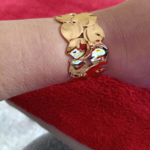 Women's bracelet new gold color with embossed leaves