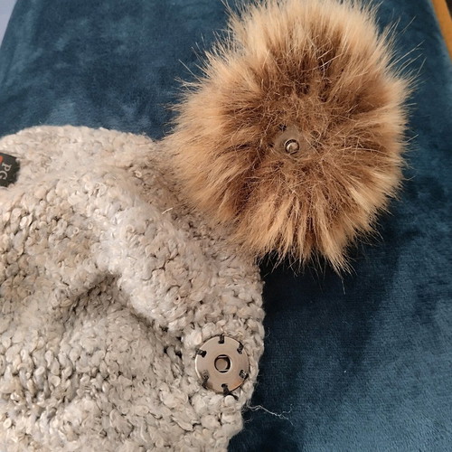 Knitted hat with removable pompom like new