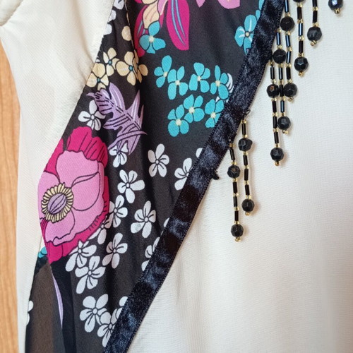 Girls' dress used with beads and flowers white
