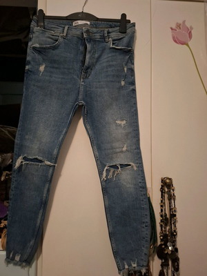 Zara jeans like new with rips, size M