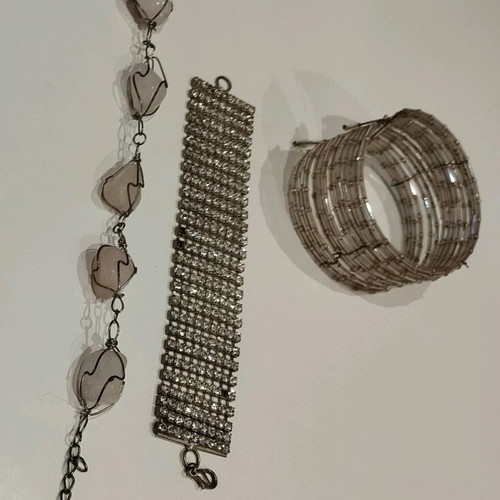 Hand jewelry like new, pack of three pieces pink