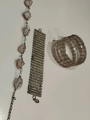 Hand jewelry like new, pack of three pieces pink