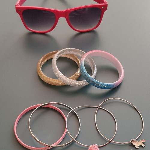 Jewelry set for little girls like new, 6 bracelets with sunglasses gift