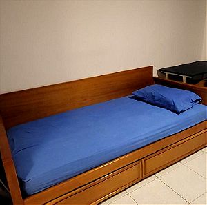 Κρεβάτια-καναπέδες μονά. Το ένα με δυο συρτάρια αποθήκευσης και το άλλο με ανοιγόμενο κρεβάτι
