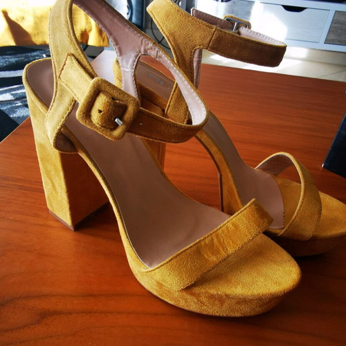 Suede yellow sandal new size 39