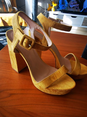 Suede yellow sandal new size 39