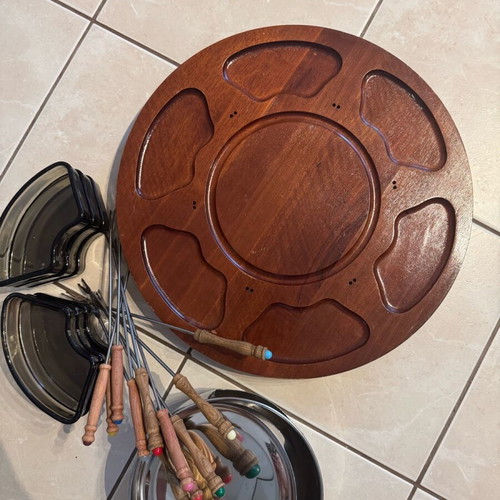 Fondue set like new with wooden base and 11 forks