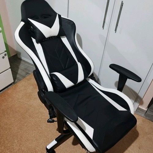 RAPTOR gaming office chair like new with footrest extension