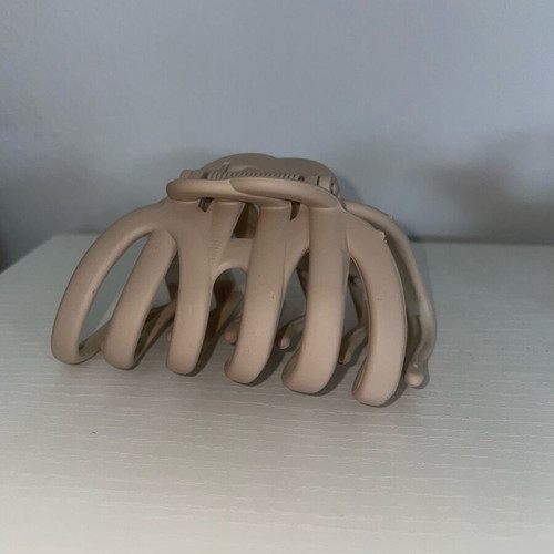 Hair clip like new