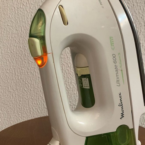 Electric iron like new, fully functional
