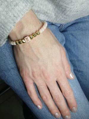 Bracelet with double elastic, gold and salmon beads with zodiac design
