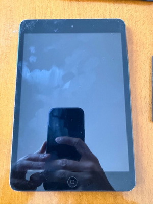 Apple iPad model 1432 like new with case