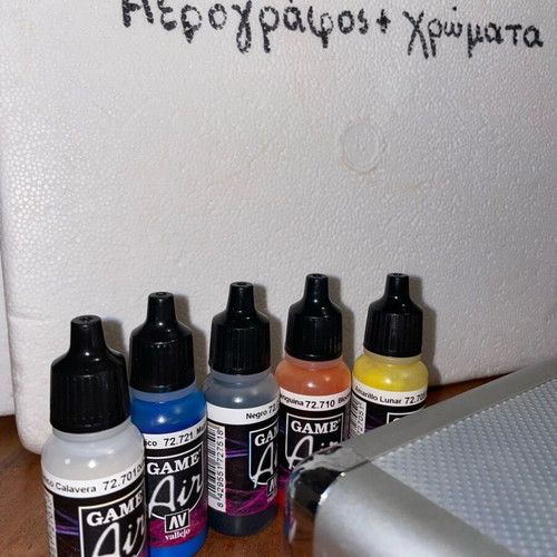 Airbrush with full equipment and 5 colors, new