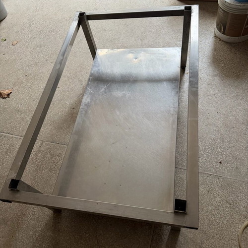 Stainless steel sinks, lantsa, table and baking tray racks used