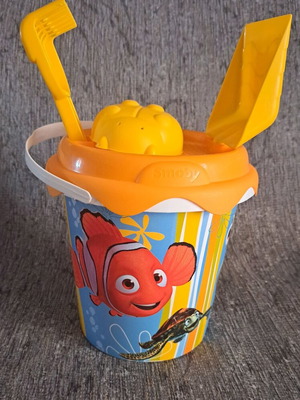 Nemo and Dory Smoby beach bucket like new