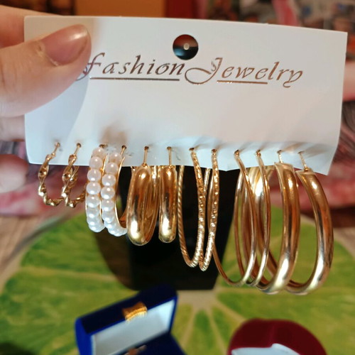 Jewelry set (earrings) in various designs (gold, pearl, geometric). 6 pieces