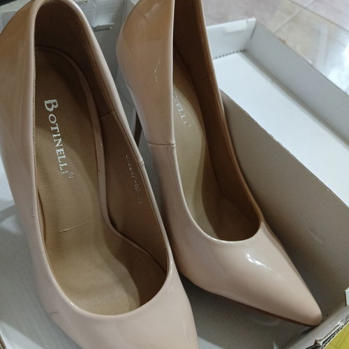 Botinelli cream patent leather pumps size 36 like new