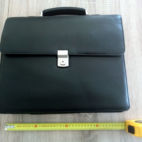Wall Street leather briefcase hand/shoulder like new, black