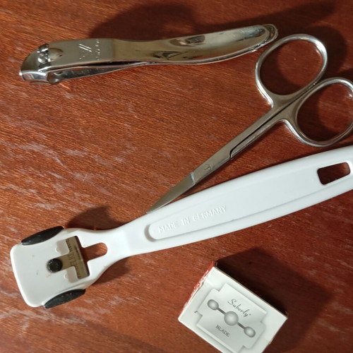 Shaving razor for legs with three blades and spare, like new