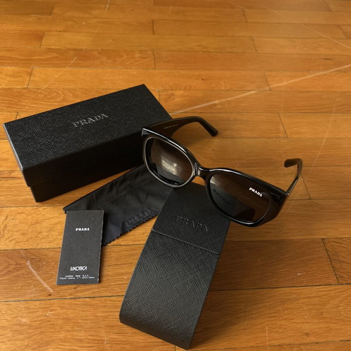 Prada sunglasses like new, black