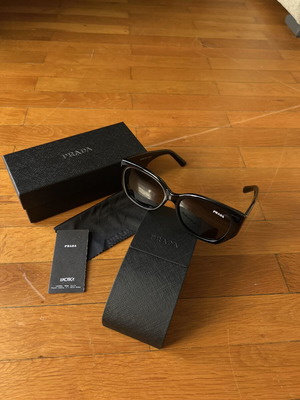 Prada sunglasses like new, black