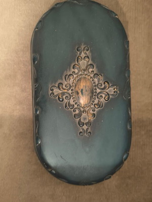 Vintage Bozoutiera with carved metal design like new
