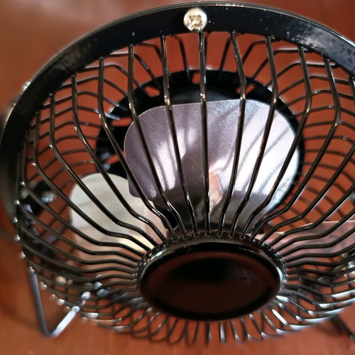 Desk fan like new with base, On/Off switch and USB cable