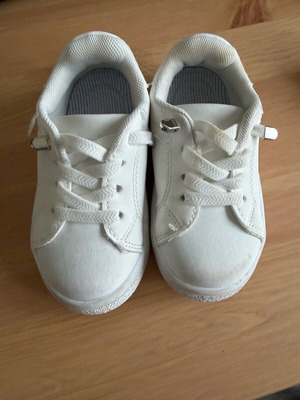 White baby shoes No.21 used with elastic instead of laces