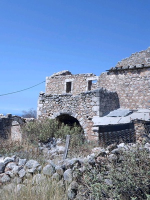 Κτίριο με παραδοσιακό πύργο Μάνης σε οικόπεδο 250 τ.μ. στον Δρύαλο