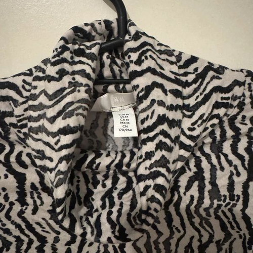 H&M turtleneck blouse like new, thin black and white size M