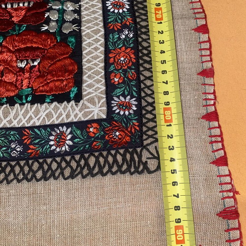 Vintage table runner on natural linen, like new, Hungarian folk embroidery