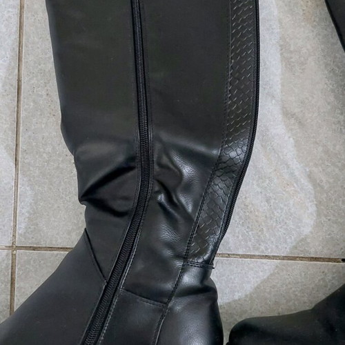 Black boots size 41 tall like new with low heel and warm lining
