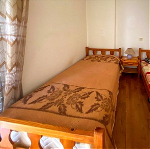 2 μονά κρεβάτια από Σουηδικό ξύλο μαζί με κομοδίνο και καθρέπτη
