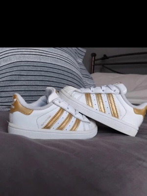 Adidas δερμάτινα λευκά αθλητικά παπούτσια νούμερο 21 σαν καινούργια με χρυσές λεπτομέρειες