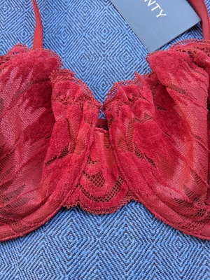 Savage X Fenty Red Velvet bra new, red